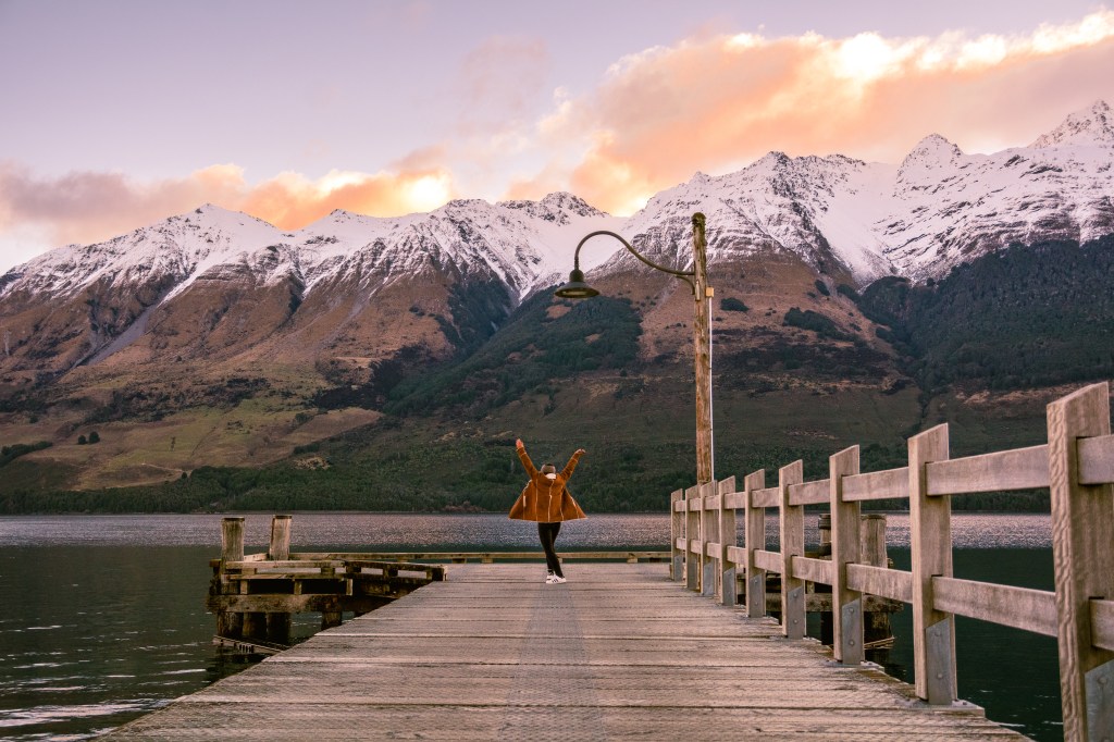 Dreamy sunset nights in Glenorchy, where nature paints the sky in hues of serenity. Immerse yourself in the magical twilight charm of this New Zealand gem.